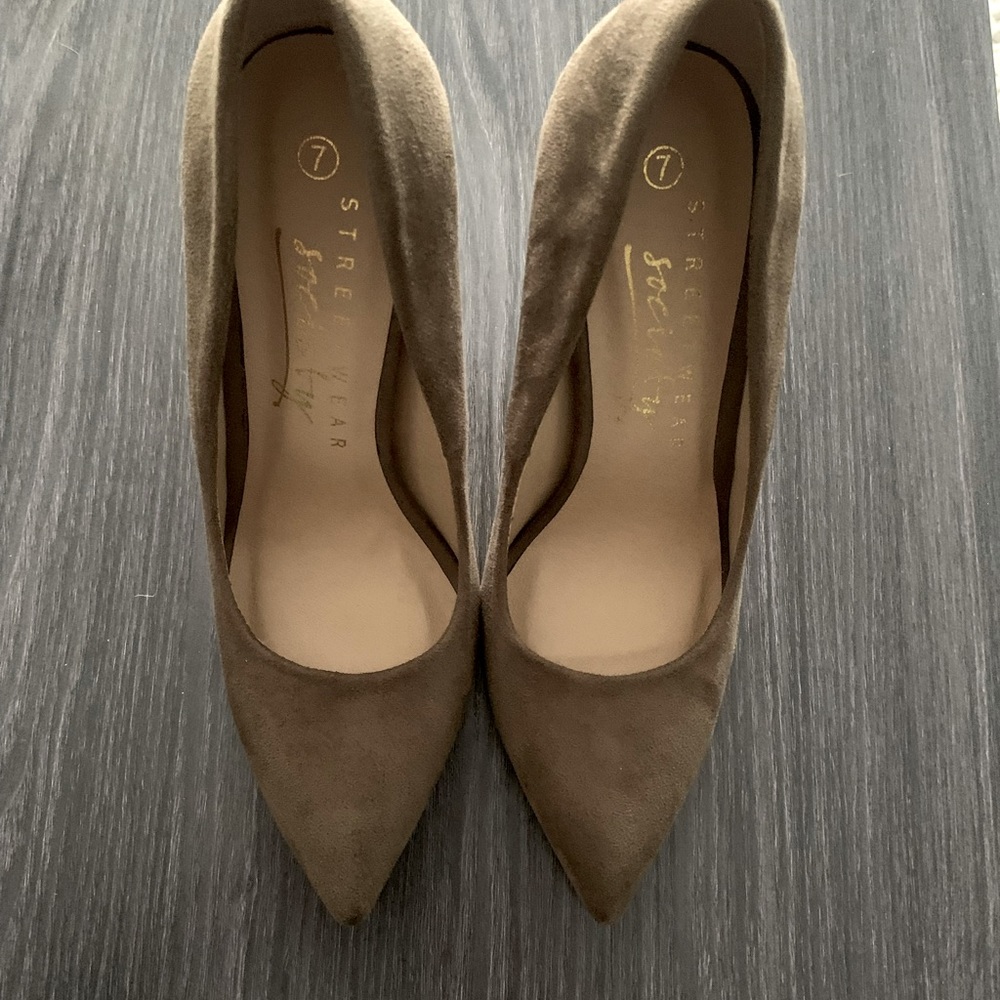 Pointed toes heels